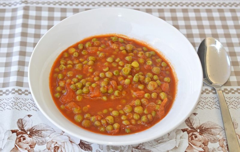 אפונה ברוטב עגבניות