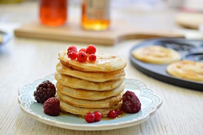 הצעת הגשה לפנקייק - ערמת פנקייקים ופירות יער