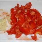 לחתוך עגבניות ושום