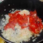 להוסיף את העגבניות והשום לסיר ולערבב