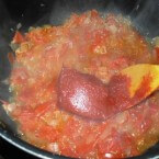 להוסיף רסק עגבניות ולערבב