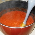 לערבב בעזרת מיקסר ידני את הרוטב