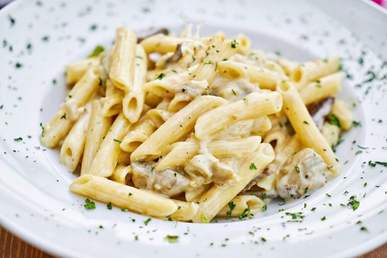 פסטה ברוטב שמנת ופטריות