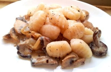 ניוקי ברוטב שמנת פטריות