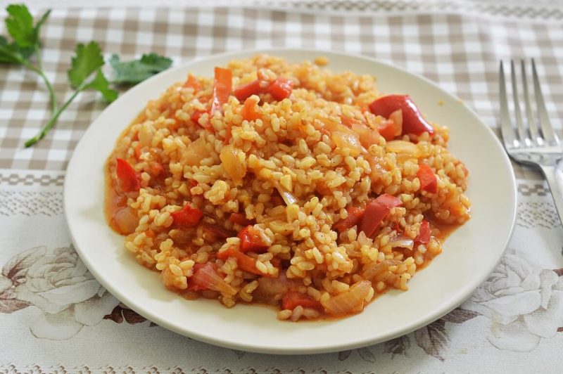 אורז מלא עם עגבניות וגמבה
