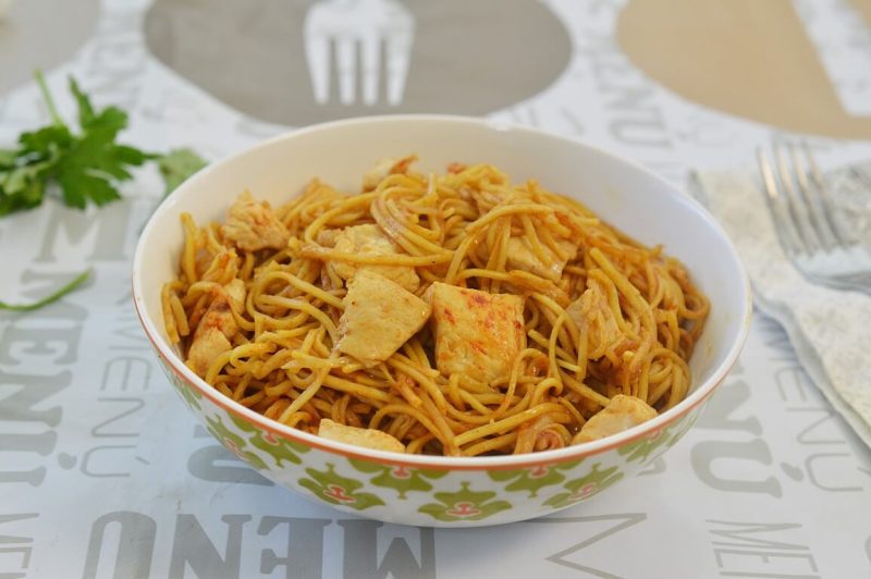 נודלס עם חזה עוף