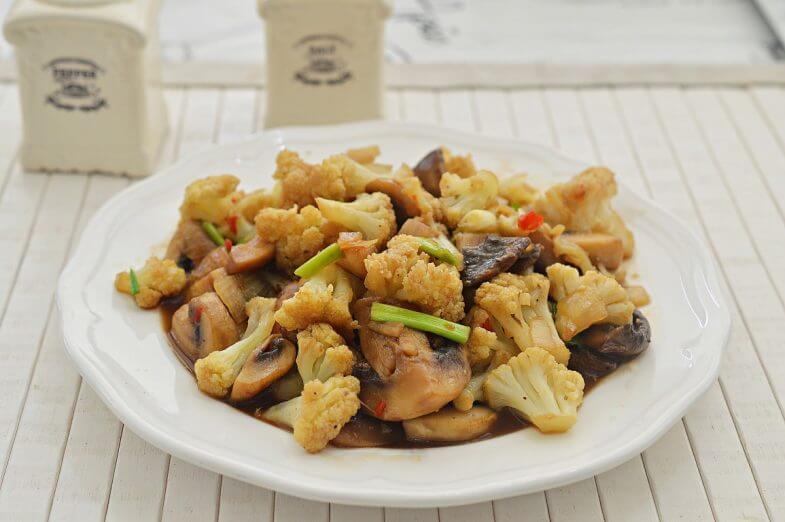 כרובית מוקפצת עם פטריות