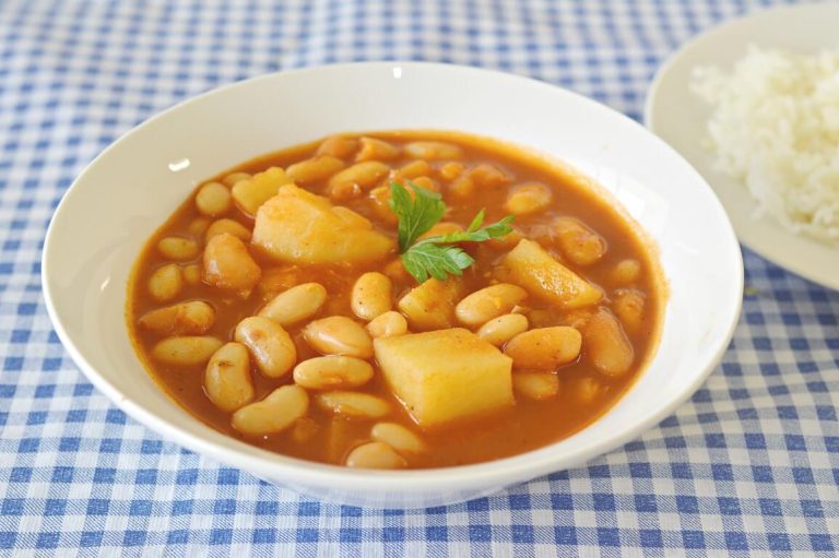 שעועית לבנה עם תפוחי אדמה