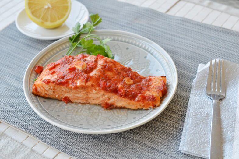 פילה סלמון ברוטב עגבניות