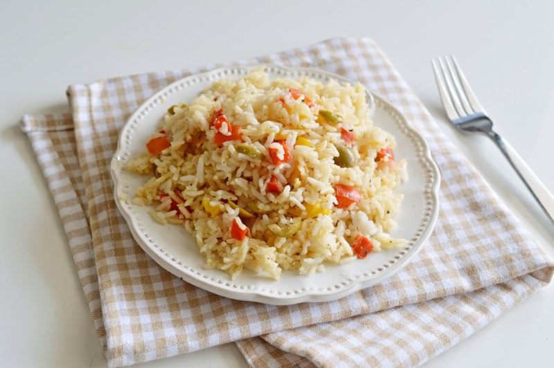 אורז עם פלפלים וזיתים