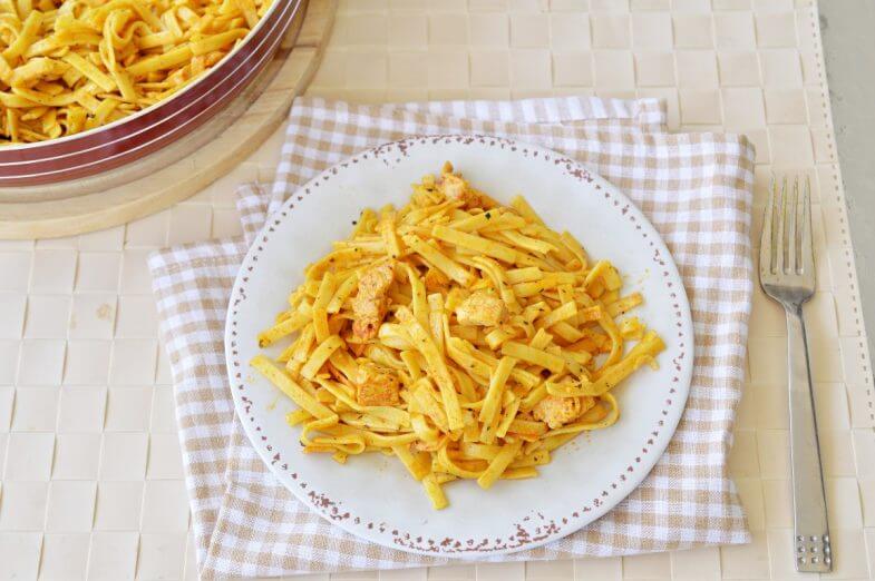 תבשיל אטריות וחזה עוף