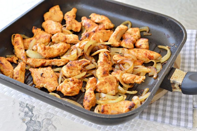 נתחי חזה עוף במחבת