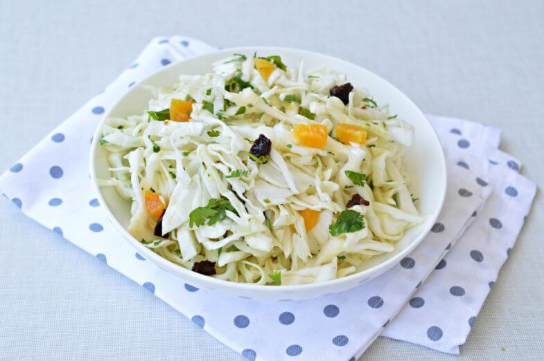 סלט כרוב ופירות יבשים