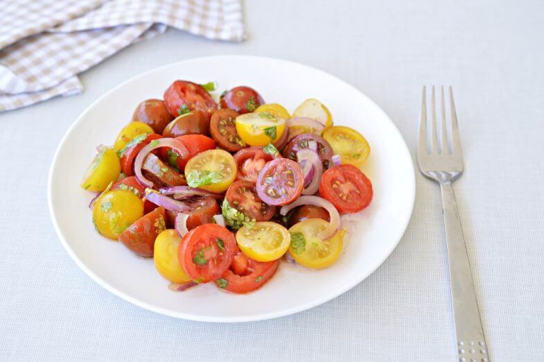 סלט עגבניות שרי ובצל סגול