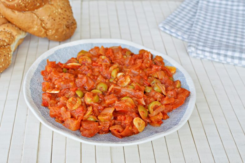 סלט עגבניות וזיתים פיקנטי