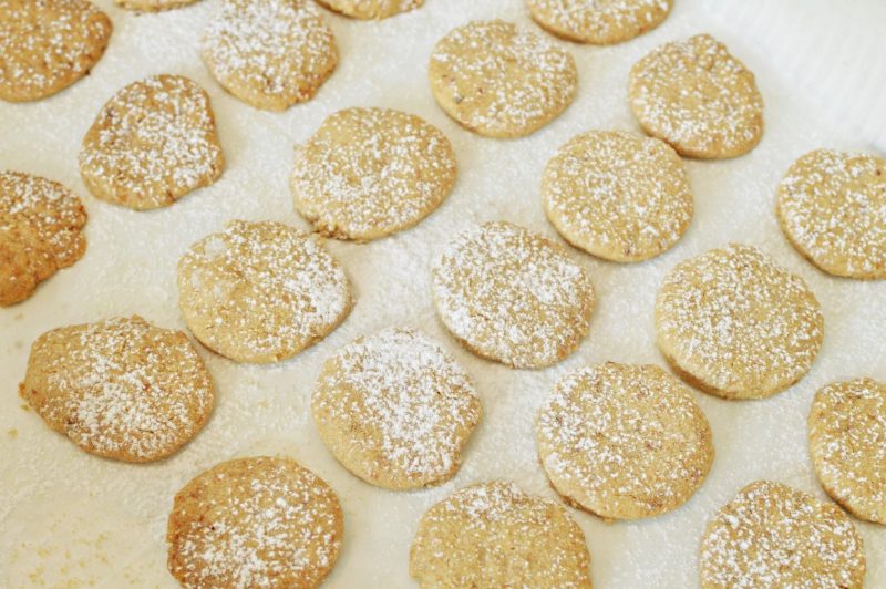 עוגיות אגוזים, שקדים וקוקוס