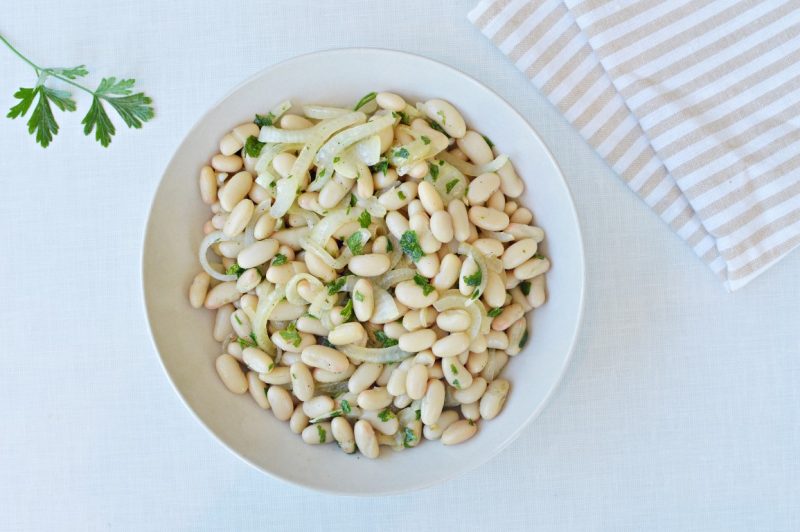 סלט שעועית לבנה ובצל