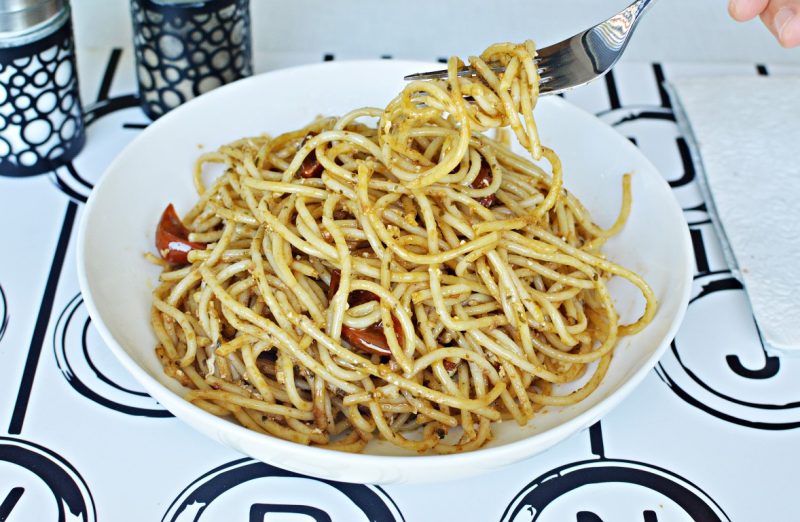 ספגטי בפסטו ועגבניות