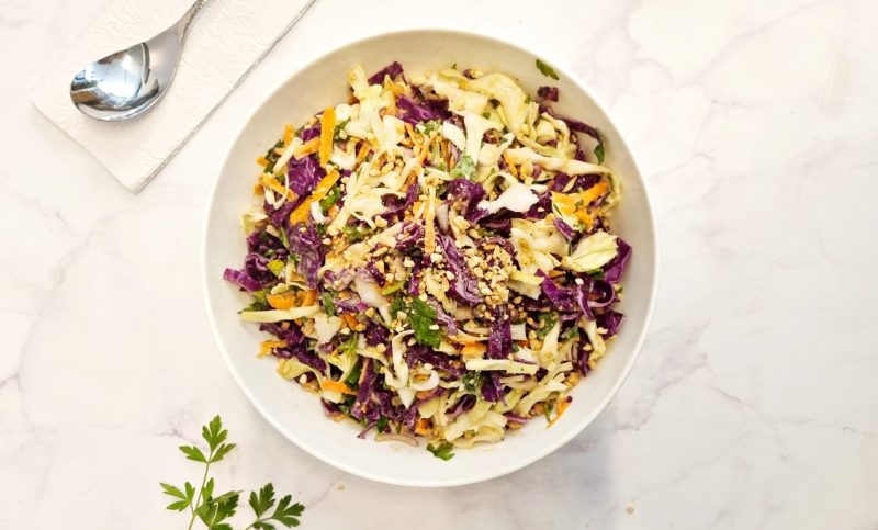 סלט כרוב ברוטב חמאת בוטנים