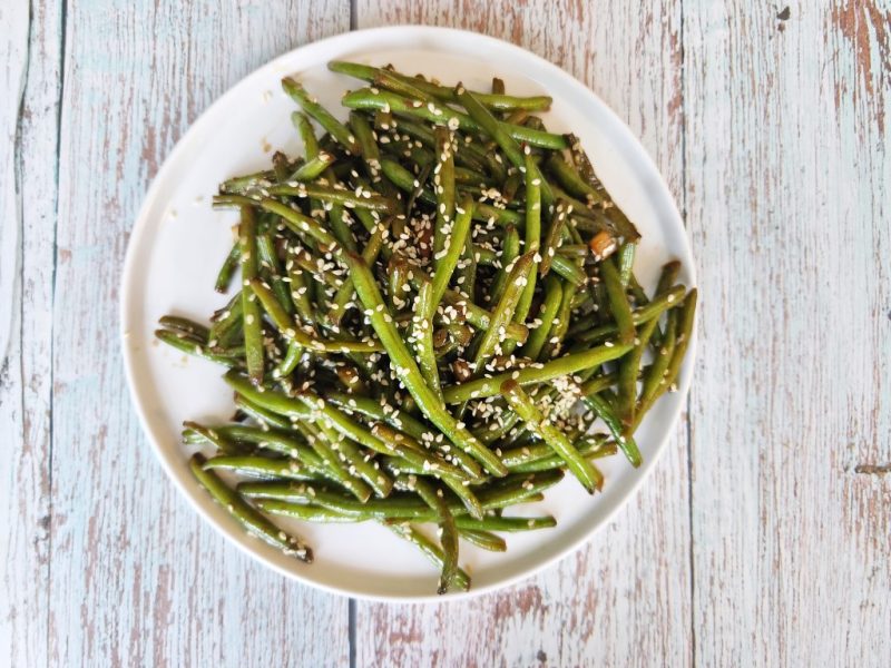 שעועית ירוקה עם שומשום