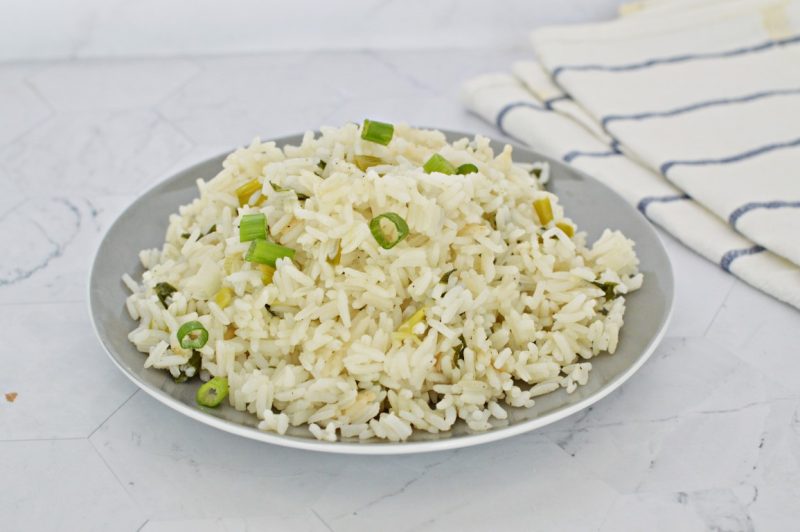 אורז עם בצל ירוק ושום