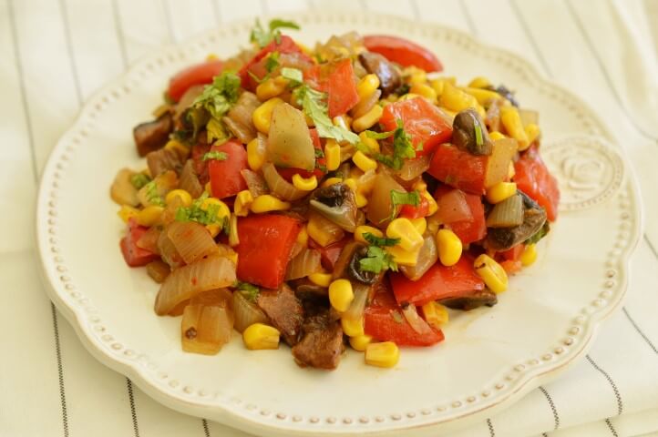 סלט פטריות גמבה ותירס מבושל לשבת