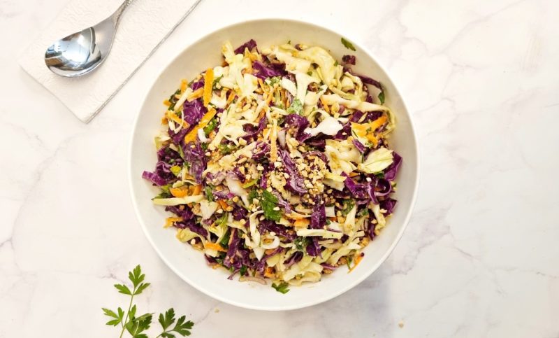 סלט מהיר חגיגי לסוכות כרוב קריספי ברוטב חמאת בוטנים