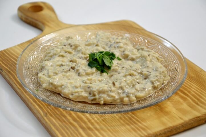 סלט חצילים קלויים עם טחינה לשבת