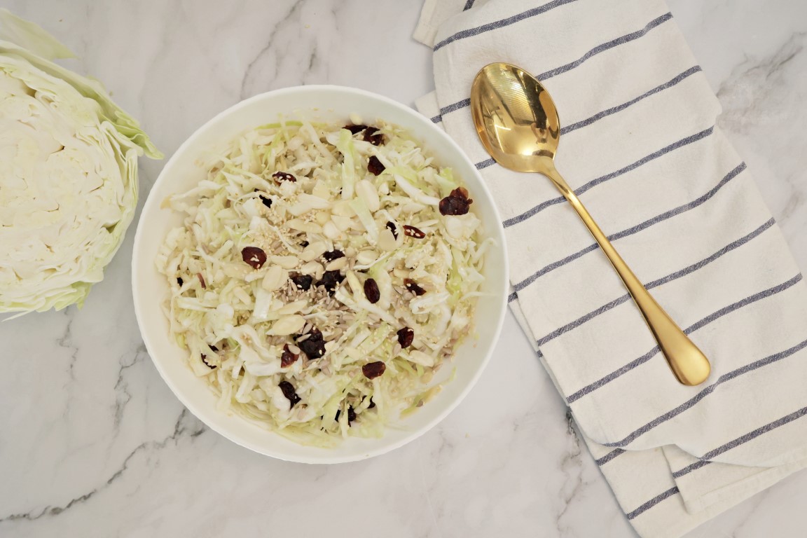 סלט כרוב עם פיצוחים לשבת