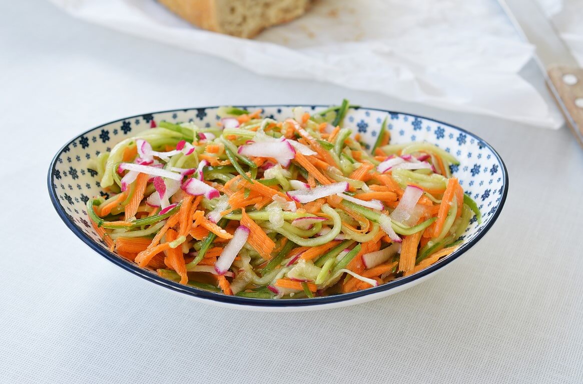 סלט מלפפונים עם גזר וצנונית בריא טעים ומרענן בשולחן החג