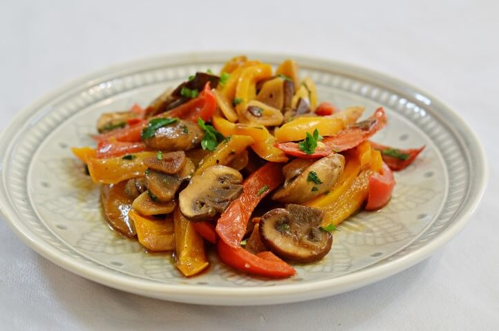 סלט פלפלים ופטריות לשבת